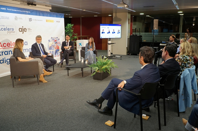 Un momento de la presentaci&oacute;n de la Oficina en la sede de Caixabank