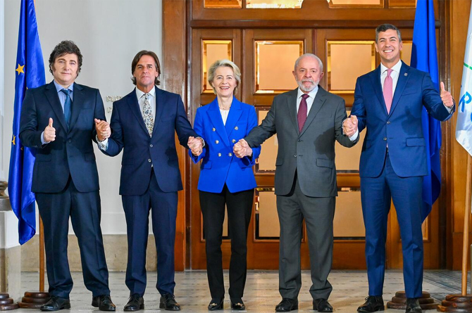 Javier Milei (Argenttina), Luis Alberto Lacalle Pou (Uruguay), Ursula von der Leyen (UE), Luiz In&aacute;cio Lula da Silva (Brasil) y Santiago Pe&ntilde;a (Paraguay), en Montevideo