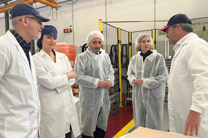 La consejera de Empresa y el director del Info durante la visita a la empresa Crist&oacute;bal Meseguer