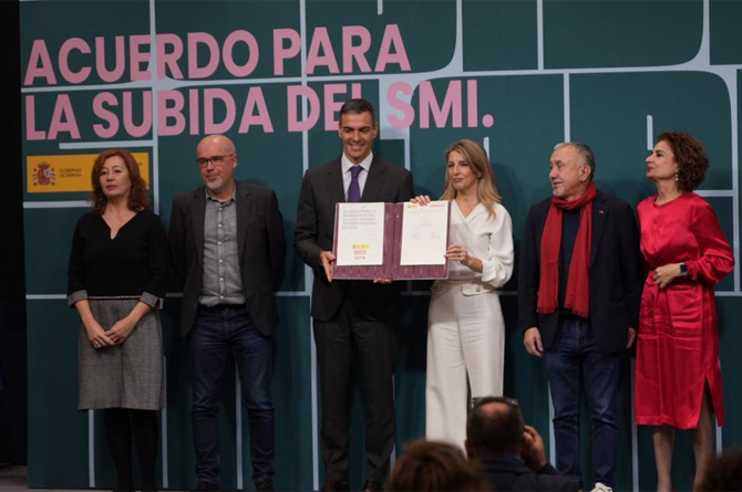 La patronal da plant&oacute;n a Trabajo, que firma con los sindicatos la subida del SMI hasta los 1.221 euros/mes