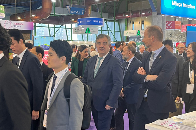 Juan Mar&iacute;a V&aacute;zquez, visita junto al rector Mathieu Kessler entre los stands del XV Foro Transfiere 2026
