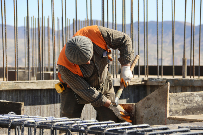 El absentismo en la construcción ya alcanza las 113 horas al año, catorce jornadas laborales