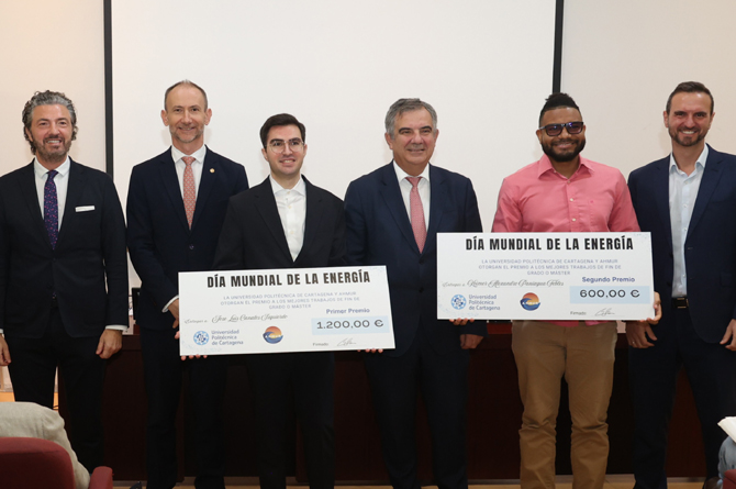 Premiados dos estudiantes de la UPCT por sus trabajos sobre electrólisis para producir hidrógeno
