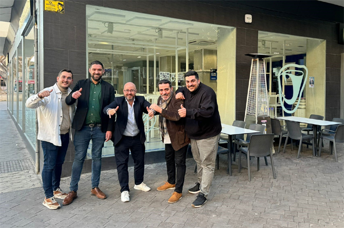 Octavio Llamas (centro) y Antonio Planas, de A2 Capital, junto a los socios de La Boca Te Lía