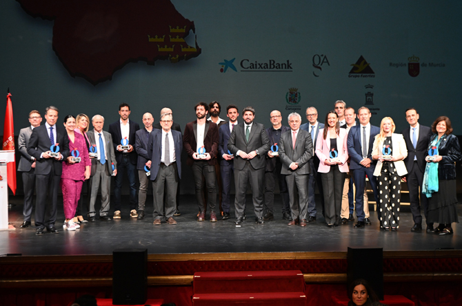 Foto de familia de los galardonados