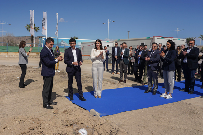 Momento de la colocación de la primera pieda del centro logístico de ESP Solutions