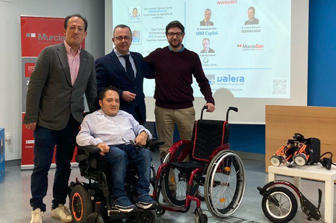 Los business angels Cosme Bernabé y Francisco de Haro, con Juan Antonio  Carrasco, en silla de ruedas