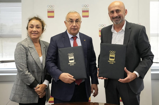 Alejandro Blanco, en el centro, y Juan Jesús Sánchez