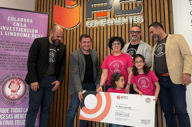 Paula y su familia recogiendo el cheque de la donación