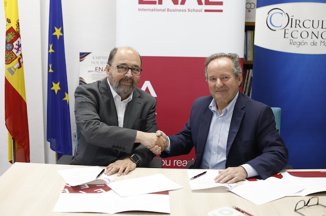 De izquierda a derecha, Joaquín Hernández Muñoz, presidente del Círculo de Economía de la Región de Murcia, y Antonio Ballester López, presidente del Patronato de la Fundación Universidad de Empresa