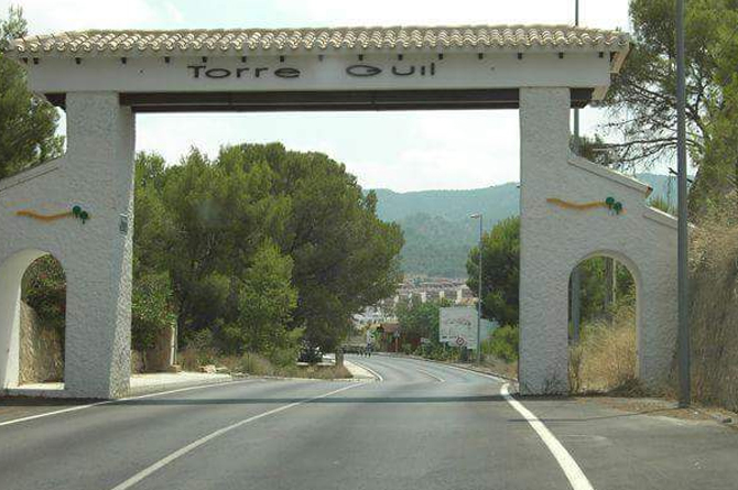 Acceso a la urbanización Torre Guil, en cuyas proximidades de instalará el polígono industrial