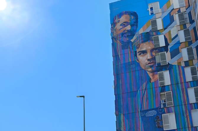 Mural del artista Carlos Callizo sobre el comercio tradicional, realizado para El Pozo en Murcia