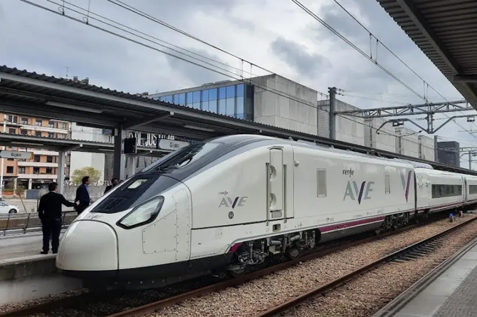 Tren Avil fabricado por Talgo