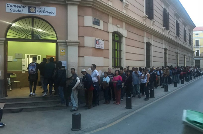 Colas en el comedor social de Jesús Abandonado en Murcia