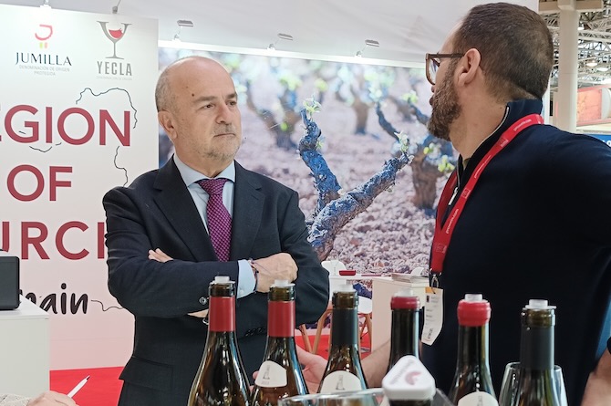 El secretario general de la consejería de Agricultura, Francisco González Zapater, durante el encuentro con exportadores de vino de la Región de Murcia en el marco de la Feria ProWein