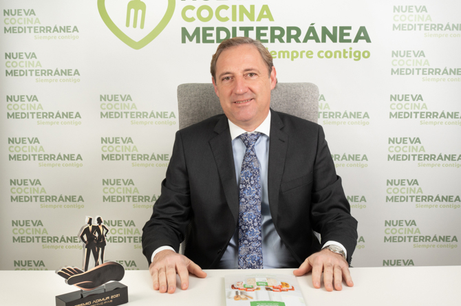 Luis Miguel García de Andrés, director general de Nueva Cocina Mediterránea. En la mesa, su reconimiento como Directivo Pyme 2021 por Adimur