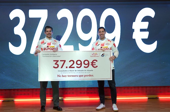 De izquierda a derecha: Juan Antonio Cánovas, director comercial fresco de El Pozo, entrega el cheque a Alberto Cabanes, CEO y fundador de AUA (Adopta un Abuelo)