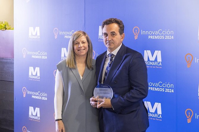 El director general de El Pozo, Rafael Fuertes recibe el galardón de la mano de la directora de Servicio al Cliente de Kantar Worldpanel en Madrid, Ana Machota