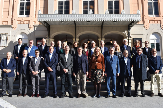 Los presidentes de las asociaciones de empresa familiar, ante la fachada del Teatro Romea, en Murcia
