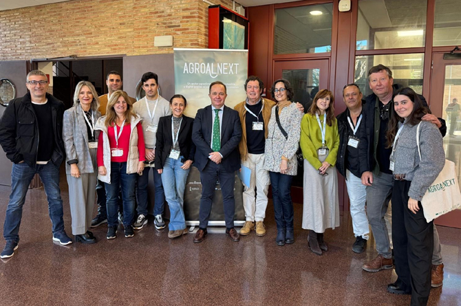 El director del Imida, Andrés Martínez, junto al resto del equipo que ha participado en el congreso 'Agroalnext'