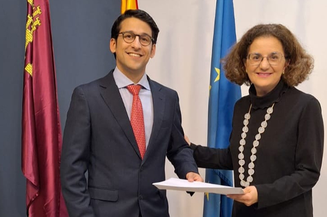 El doctor Ángel López Ávila y Enriqueta Fernández, responsable de la Fundación Hefame
