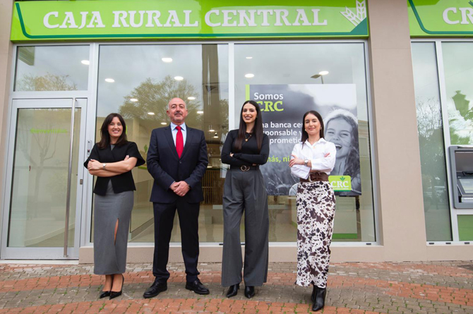 Equipo de la oficina de Caja Rural Central en Las Torres de Cotillas, con Ginés Argiles, director de zona