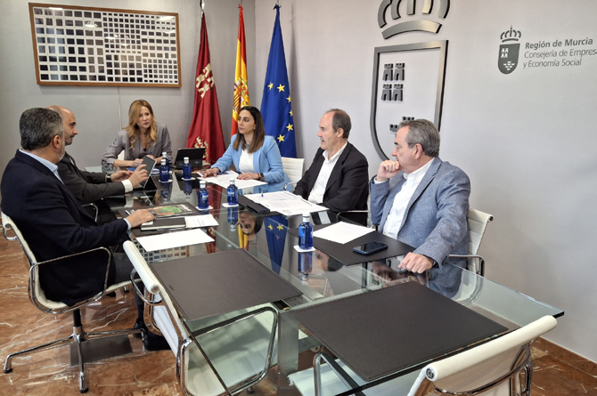 Las consejera López Aragón y Rubira, con representantes de productores y exportadores