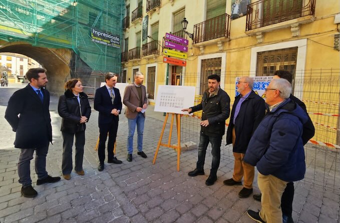El consejero de Fomento, Jorge García Montoro, acompañado del alcalde de Caravaca de la Cruz, José Francisco García, durante la presentación del proyecto de rehabilitación integral de viviendas de tipo ‘coho