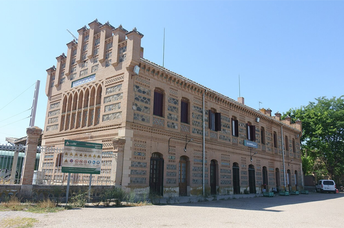 Edificio de viajeros de estilo neomud&eacute;jar de la estaci&oacute;n de Algodor, abandonado desde 2005