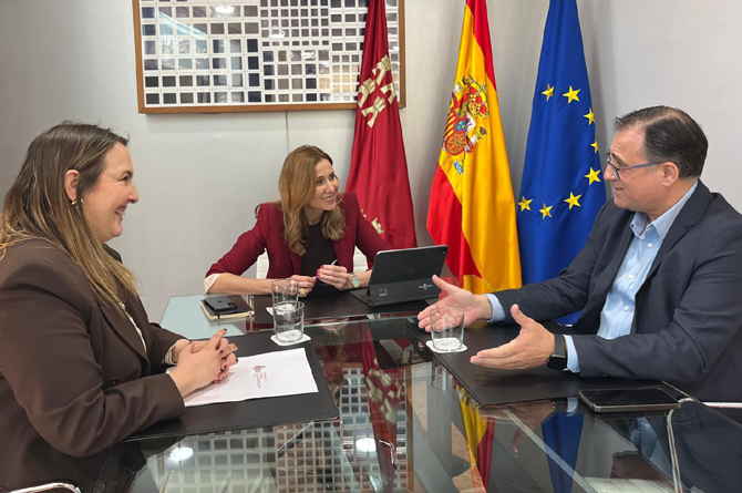 De izquierda a derecha, Mar&iacute;a Luisa Lucas, secretaria general de Frecom; Marisa L&oacute;pez Arag&oacute;n, consejera de Empresa; y Jos&eacute; Hern&aacute;ndez, presidente de la patronal de la construcci&oacute;n