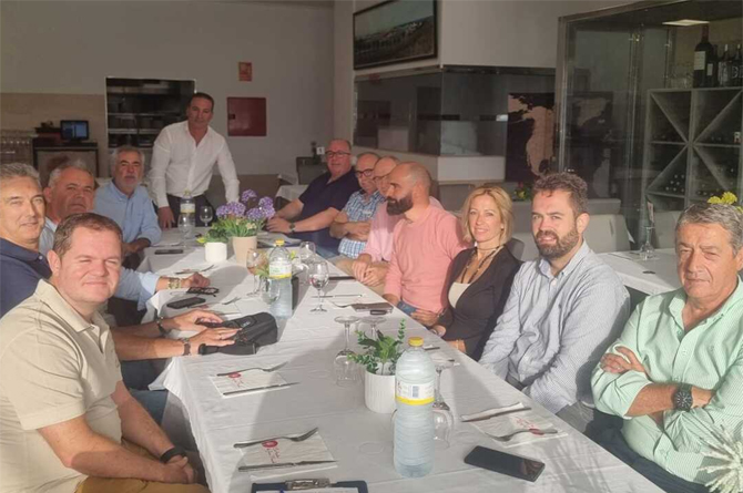 Antonio Betancor, al fondo, durante una reuni&oacute;n con la directiva de la Asociaci&oacute;n de Empresarios