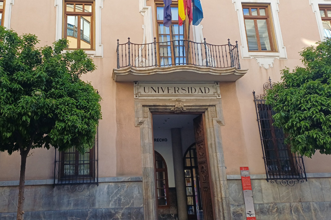 Fachada del campus de la UMU en la calle La Merced, en Murcia