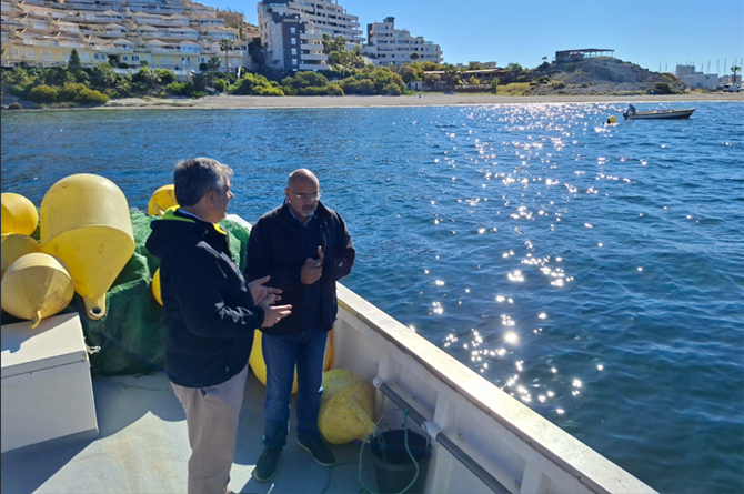 Juan Mar&iacute;a V&aacute;zquez visit&oacute; esta ma&ntilde;ana las labores de balizamiento del litoral del Mar Menor