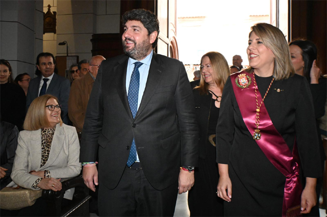 L&oacute;pez Miras junto a la alcaldesa de Cartagena, Noelia Arroyo, a su llebada a la Bas&iacute;lica de la Caridad para el tradicional acto de la entrega de la Onza de Oro