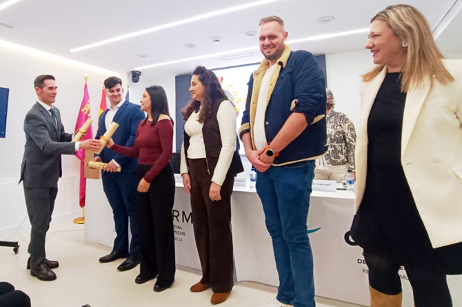 Los investigadores reciben el diploma que acredita el premio