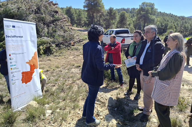 Juan Mar&iacute;a V&aacute;zquez, junto a la alcaldesa de Ceheg&iacute;n, Alicia del Amor, visita los trabajos correspondientes al proyecto Social Forest