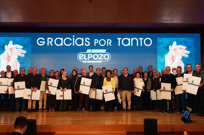 Foto de familia de algunos de los trabajadores de El Pozo recientemente jubilados