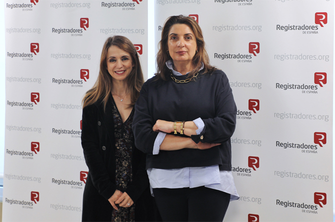 Las autoras del informe, Marta G&oacute;mez Llorens, vocal de RSC y Vivienda y Teresa L&oacute;pez, directora de Relaciones Institucionales del Colegio de Registradores