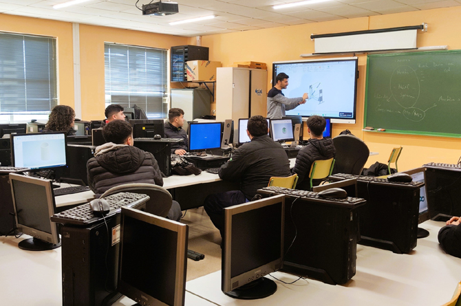 Alumnos trabajando en los ensayos de drones
