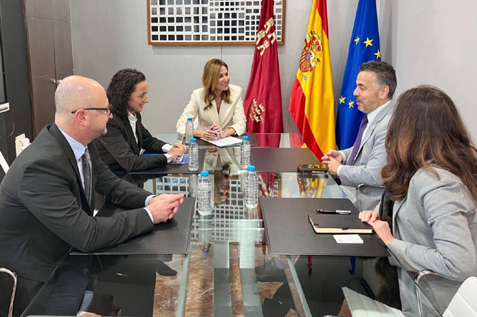 La consejera Marisa L&oacute;pez Arag&oacute;n reunida con John Coronado, consejero para Asuntos Comerciales de la Embajada de EE UU en Espa&ntilde;a