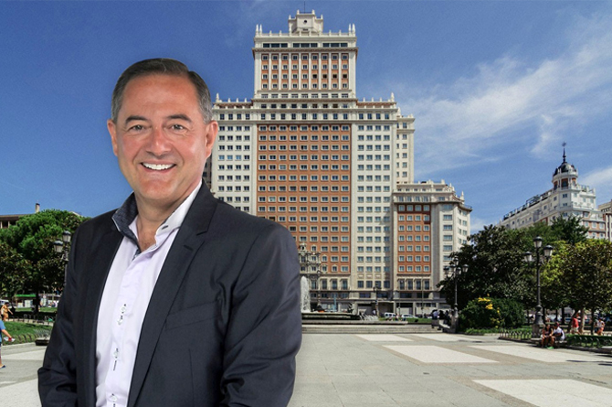 El empresario Trinitario Casanova. Tras &eacute;l, en un montaje fotogr&aacute;fico, el Edificio Espa&ntilde;a en Madrid, que adquiri&oacute; por 272 millones y poco despu&eacute;s vendi&oacute; por 300 a hoteles RIU