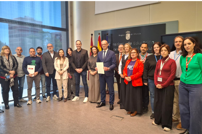 El consejero de Educaci&oacute;n, V&iacute;ctor Mar&iacute;n, y los sindicatos tras alcanzar el nuevo Acuerdo de Interinos