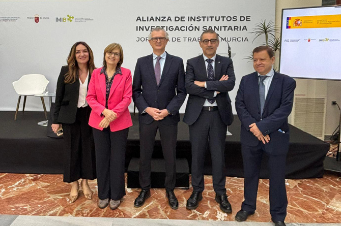 El consejero de Salud, Juan Jos&eacute; Pedre&ntilde;o (en el centro), antes del encuentro celebrado hoy en el Casino de Murcia