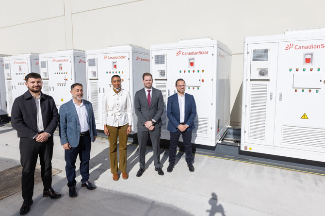 Federico Miralles y la alcaldesa de Alhama junto a las bater&iacute;as de almacenamiento de energ&iacute;a