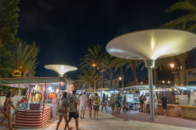 Puestos de artesan&iacute;a en la plaza Bohemia, en La Manga