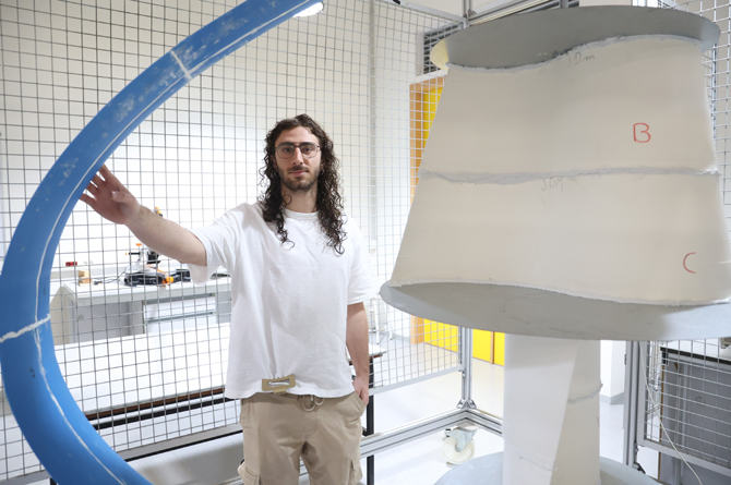 El alumno Javier Escribano Renard con su aerogenerador