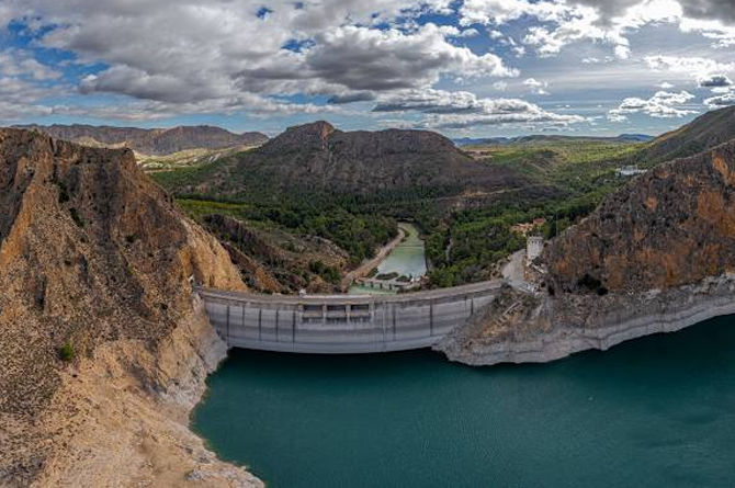 Presa del embalse del Cenajo