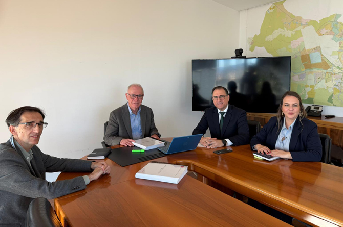 Representantes de Frecom (derecha), reunidos con responsables municipales de Murcia