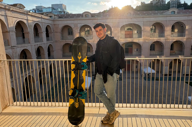 Antonio Ben&iacute;tez S&aacute;nchez&nbsp;con su tabla de 'snowboard'