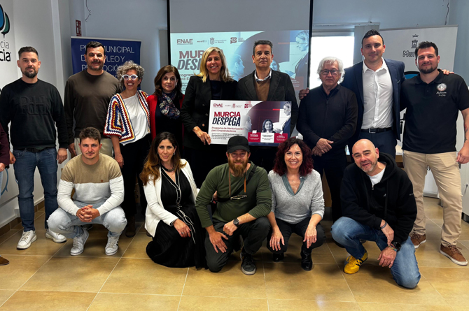 Mercedes Bernab&eacute; y Miguel L&oacute;pez, con algunos de los emprendedores